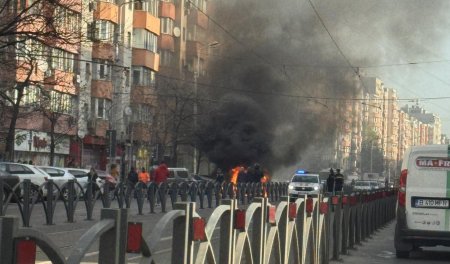 Incendiu violent pe <span style='background:#EDF514'>CALE</span>a Mosilor din Bucuresti. Cinci masini au luat foc