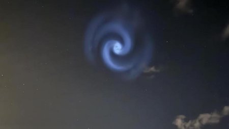 Spirale alba<span style='background:#EDF514'>STRE</span> luminoase pe cerul Europei. Apar informatii despre fenomenul nemaivazut: Ar avea legatura cu SpaceX