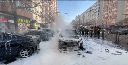 Masina in flacari pe Calea Mosilor. Flacarile s-au extins la alte autoturisme