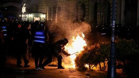 Dosarul <span style='background:#EDF514'>VIOLENTE</span>lor de la BEC. Au fost prinsi noua suspecti care au provocat incendii si au aruncat cu pietre in politisti