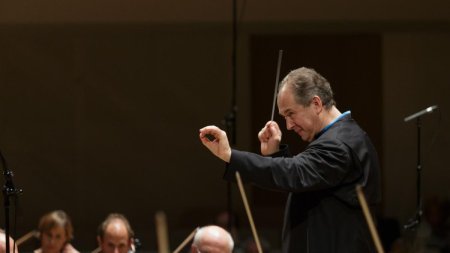 Orchestra Filarmonicii George Enescu va concerta, pe 27 si 28 martie, sub bagheta renumitului dirijor Dmitry Liss si cu talentatul violonist Valentin Serban, ca solist