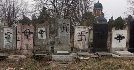 Imagini cu cimitirul evreiesc din Bacau vandalizat de un tanar: simboluri naziste pe <span style='background:#EDF514'>MONUMENT</span>e