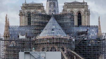 Un barbat s-a urcat pe Catedrala Notre Dame si a sarit cu parapanta de pe schele, aterizand brutal