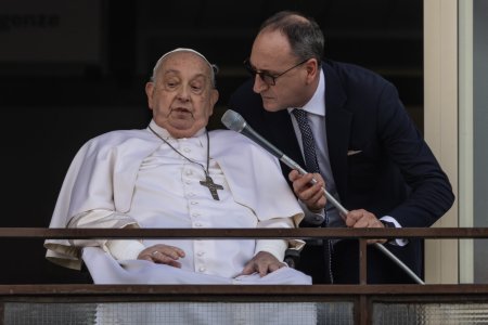 Stia ca s-ar putea sa nu treaca peste noapte. Dezvaluirile facute de unul din medicii care l-au t<span style='background:#EDF514'>RATA</span>t pe Papa Francisc in spital