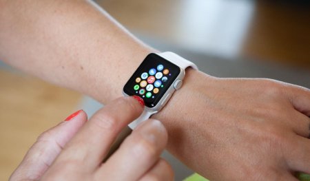 Apple Watch va fi complet regandit si va dispune de Inteligenta Artificiala si camera foto pentru analiza <span style='background:#EDF514'>MEDIUL</span>ui inconjurator