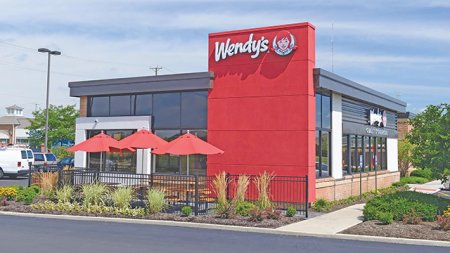 Brandurile mari de fastfood se inghesuie sa vina pe plan local, o piata care creste precum Fat-Frumos: Cel mai nou nume, Wendy's, un pariu de 200 mil. dolari pe Romania. 1 din 4 lei cheltuiti local in ospitalitate merge catre fastfood