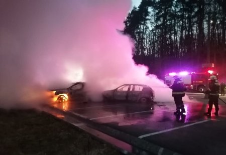 Brasov: Doua masini, cuprinse de flacari in urma unui incendiu