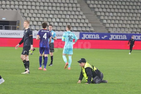 Momente hilare la finalul meciului dintre Romania U21 si Olanda U21 » Invazie de copii pe teren, stewarzii au alunecat pe <span style='background:#EDF514'>GAZON</span>