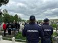Au sfarait gratarele intr-un cimitir din Botosani, de Pastele Blajinilor. Apoi a plouat cu amenzi